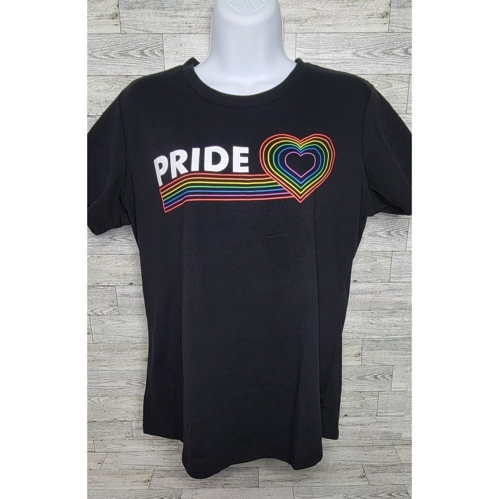 Rainbow Heart Pride LGBTQ Proud Gay Lesbian Pride Gray T-Shirt Extra Large